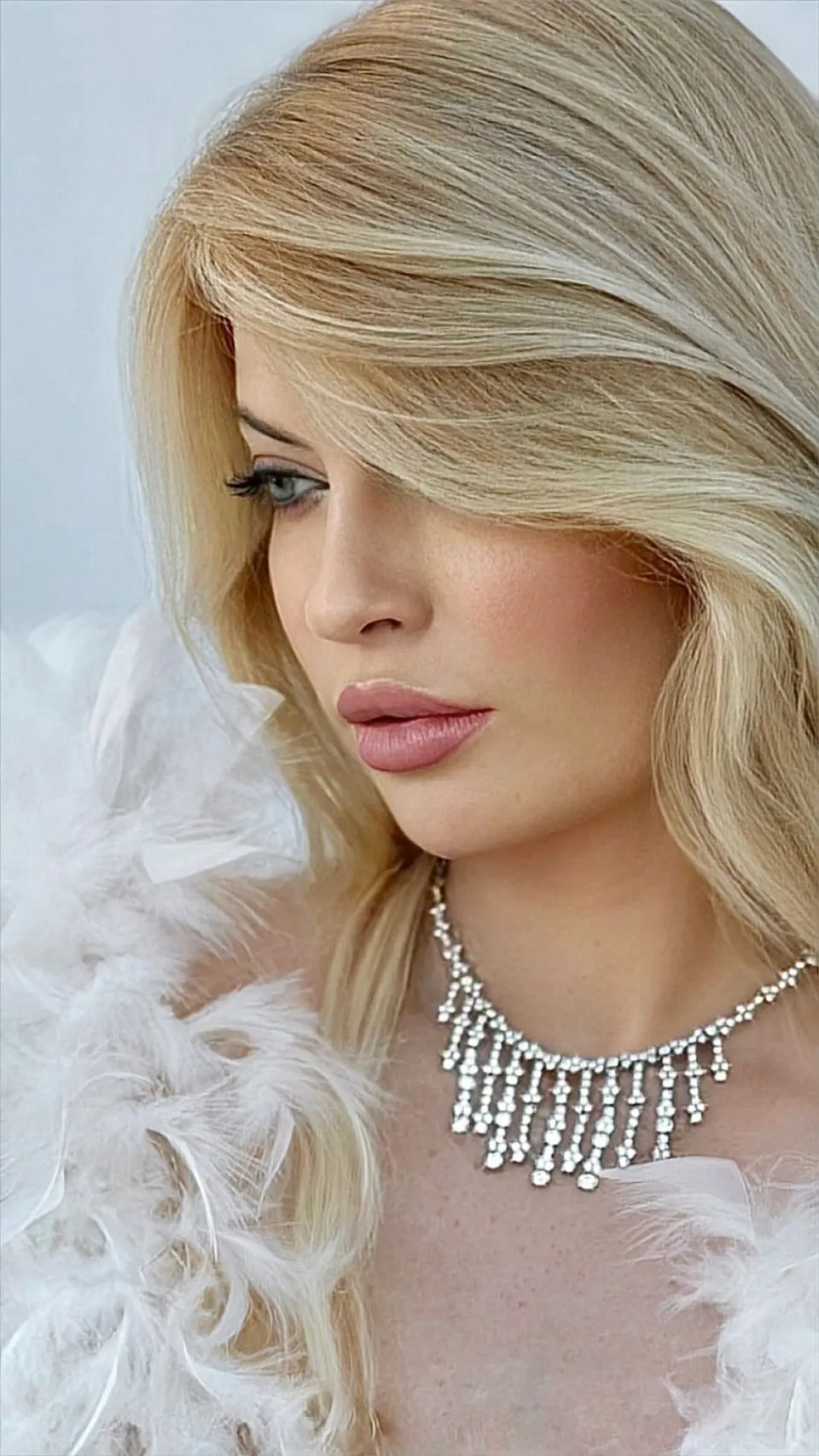 Glamorous side swept blonde waves
