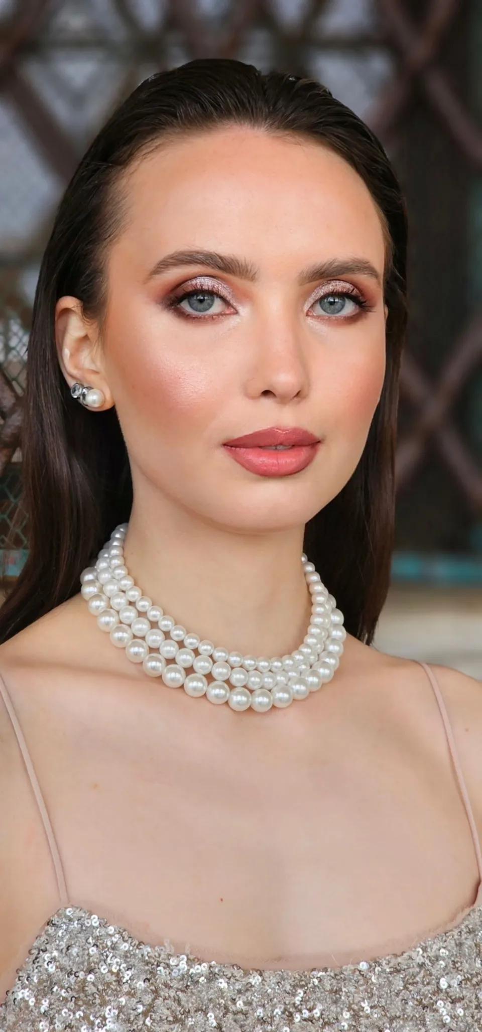 Bridal makeup with a pearl necklace and soft rose tones
