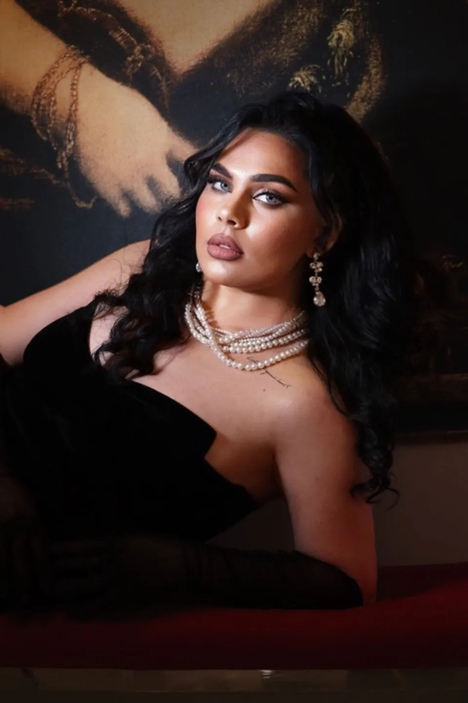 Dramatic evening glam with pearls