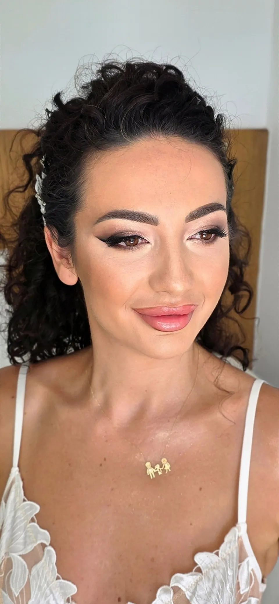 Curls and a warm bridal glow